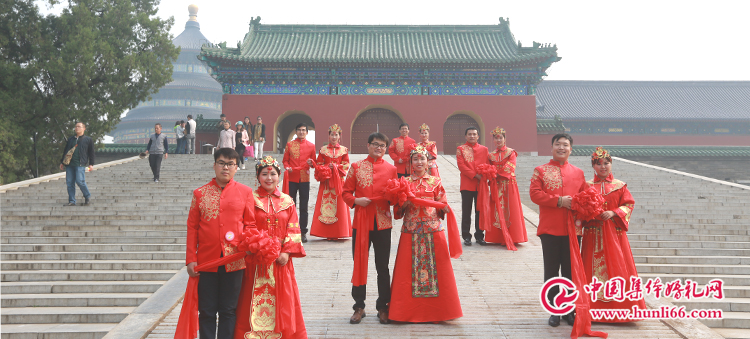 中式集体婚礼新人在祈年殿大门外